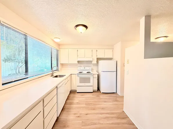 R0674, 6951-6957 SW Montauk Cir #6951, Lake Oswego, OR 97035