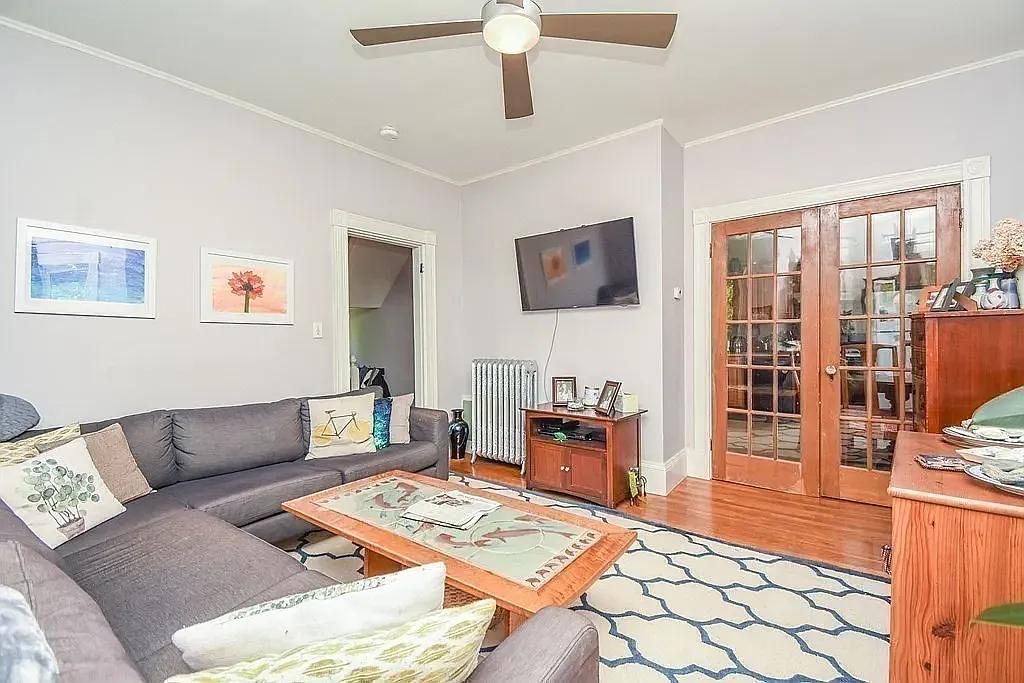 3 bed, 1.5 bath, 1075 sqft, $3,200 — Photo 2