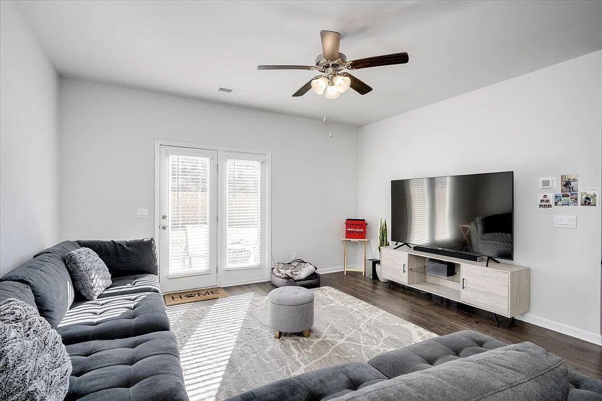 5 bed, 3.0 bath, 2388 sqft, $2,300 — Photo 3