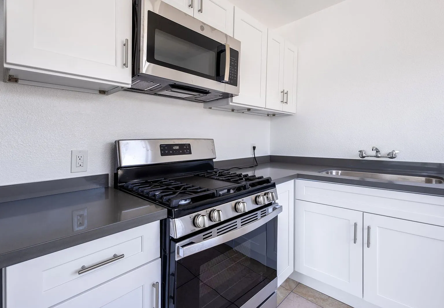 1 bed, 1.0 bath, 650 sqft, $1,920 — Photo 2