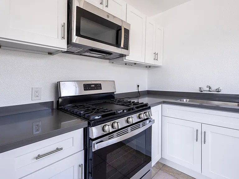 924 N Kingsley Dr #8A — Photo 2