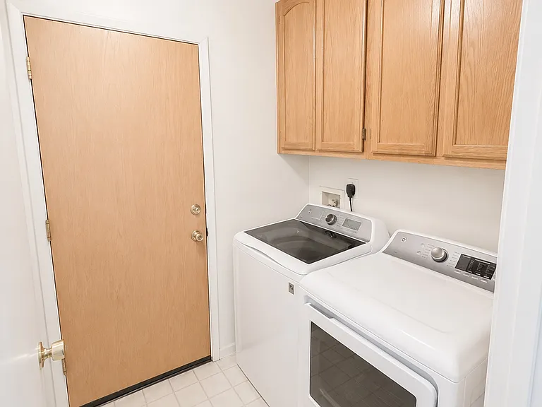 2053 Sheldon Dr — Photo 7