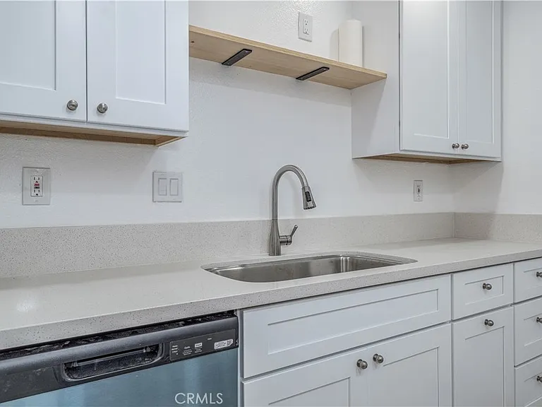 1650 S Campus Ave #17 — Photo 11