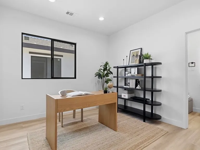 4421 Phelan Ave — Photo 13