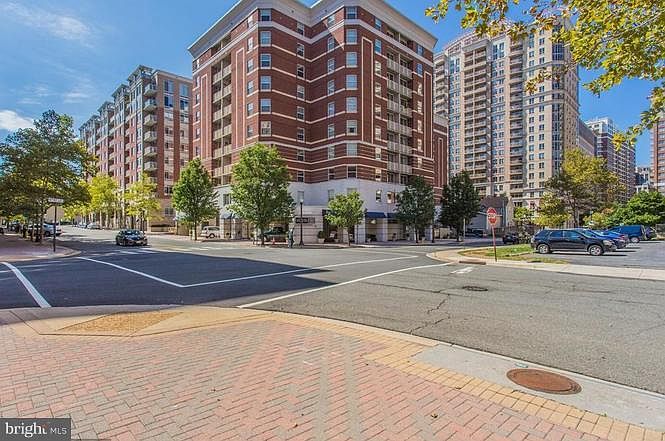 1st image of 880 N Pollard St APT 527