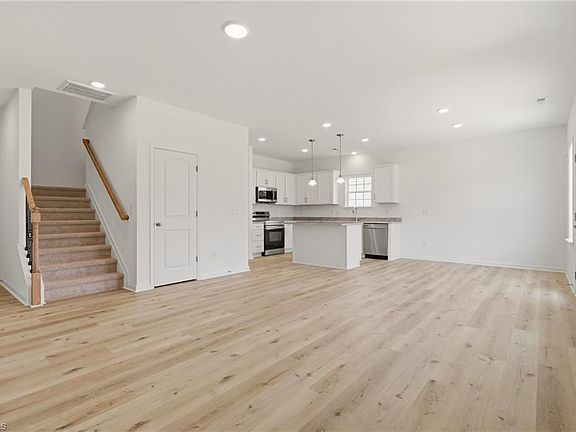 5th image of 228 Waylon Ct