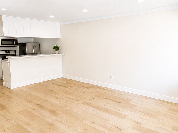 4th image of 13049 Oxnard St #6