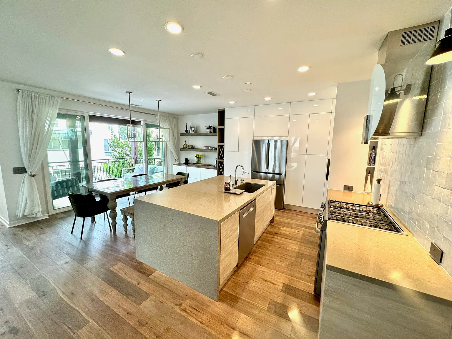 5 bed, 2229 sqft, $6,450 — Photo 4