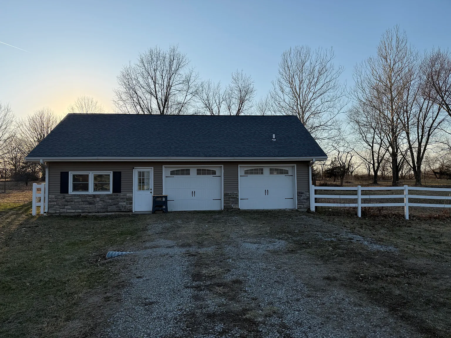 12401 Stable Dr — Photo 2