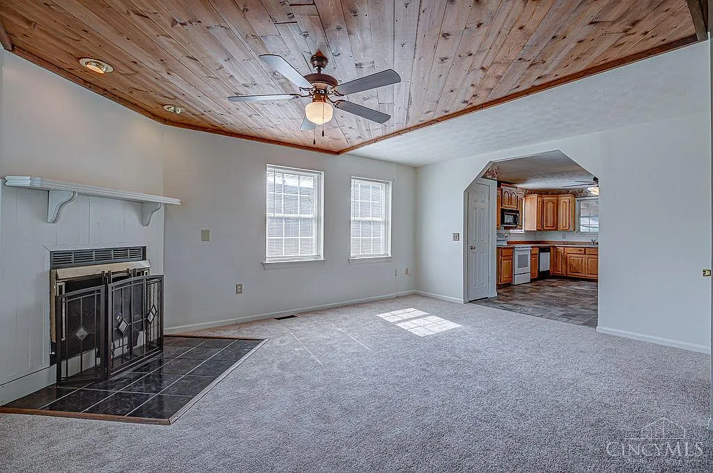 3 bed, 1.5 bath, 1452 sqft, $1,900 — Photo 2