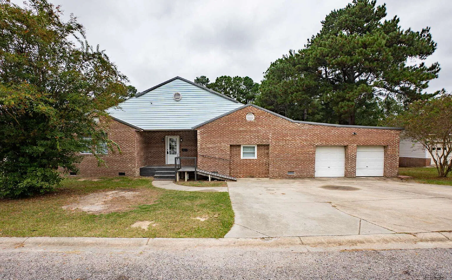 5 bed, 3.0 bath, 3000 sqft, $2,300 — Photo 1