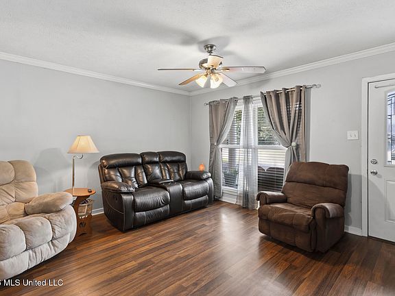 5th image of 704 Marilyn Dr