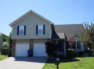 416 Oak Wood Ln, Grain Valley, MO 64029