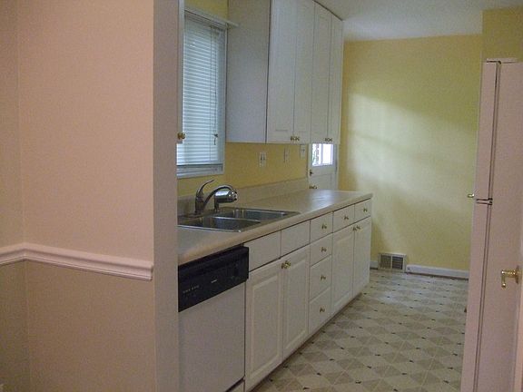 3rd image of 3308 Brush Dr