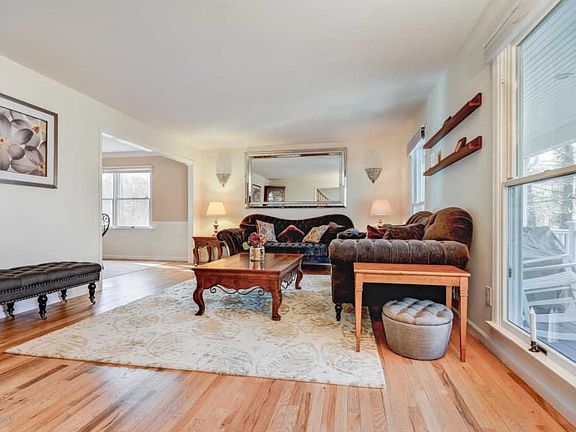 4th image of 37 Twin Oak Ave