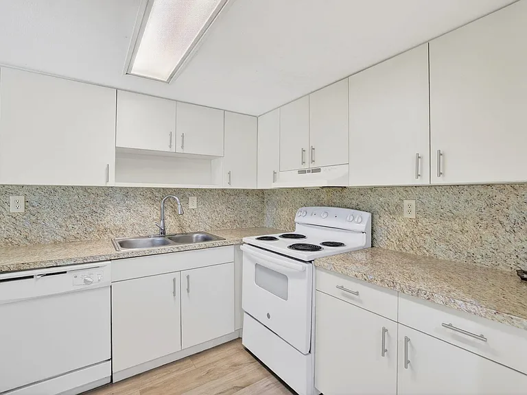 Marina Townhomes — Photo 14