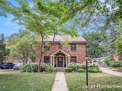 1055 San Lucia Dr SE, East Grand Rapids, MI, 49506