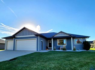 1311 Aspen St, Hull, IA 51239