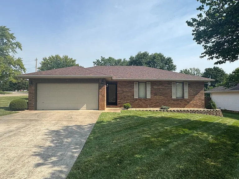 605 E Maplewood St — Photo 1