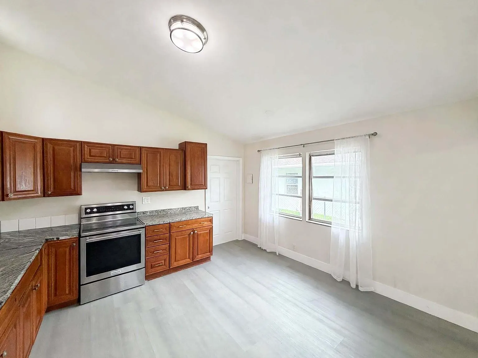 2 bed, 1.0 bath, 1300 sqft, $1,850 — Photo 4