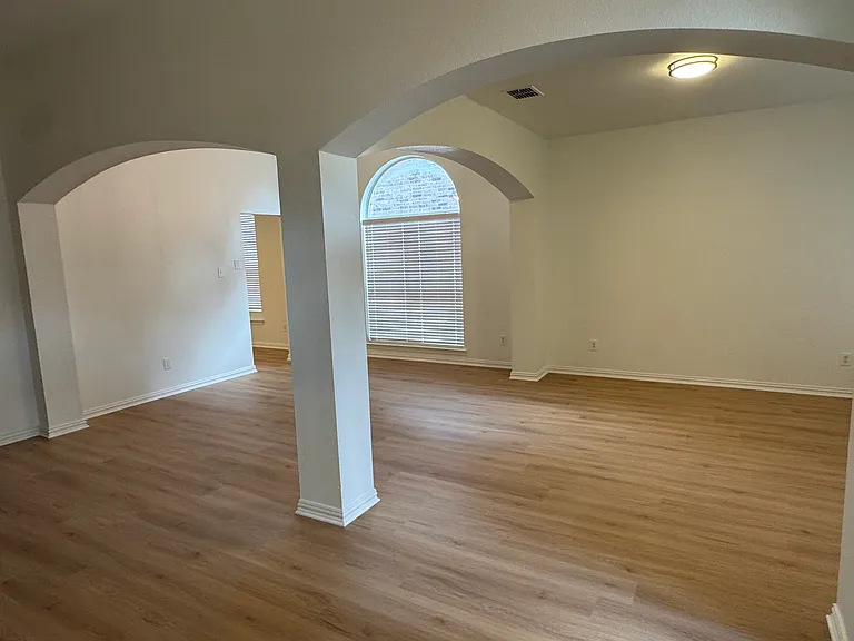 1823 Bur Oak Dr — Photo 5
