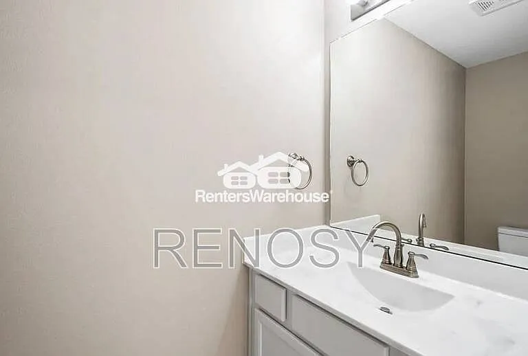 102 E Sycamore St — Photo 10
