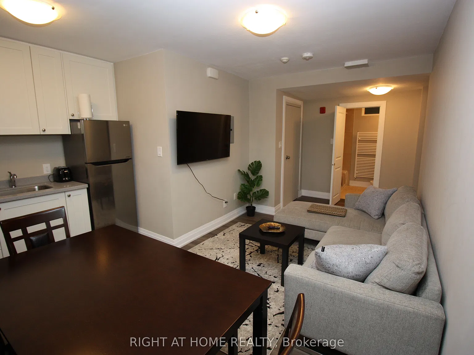 2 bed, $1,900 — Photo 4