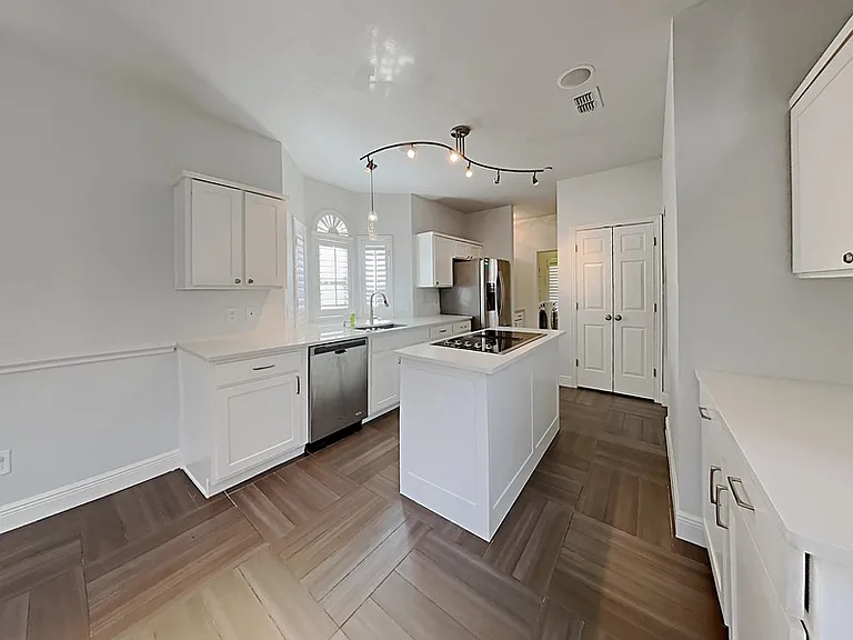 14620 Stratford Ct — Photo 4