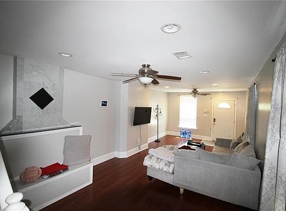 3rd image of 3033 Toledano St