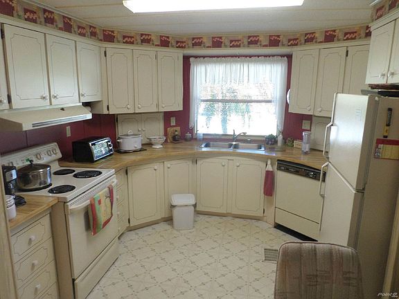 SPACIOUS KITCHEN