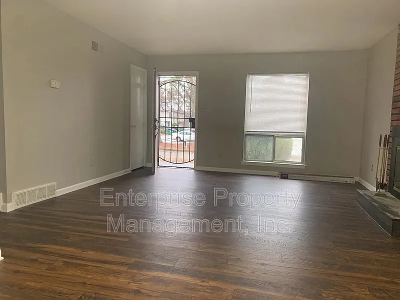 2 bed, 2.0 bath, 1100 sqft, $1,100 — Photo 2