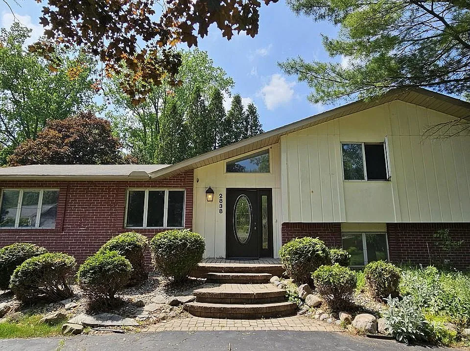 2838 Birchena Cres