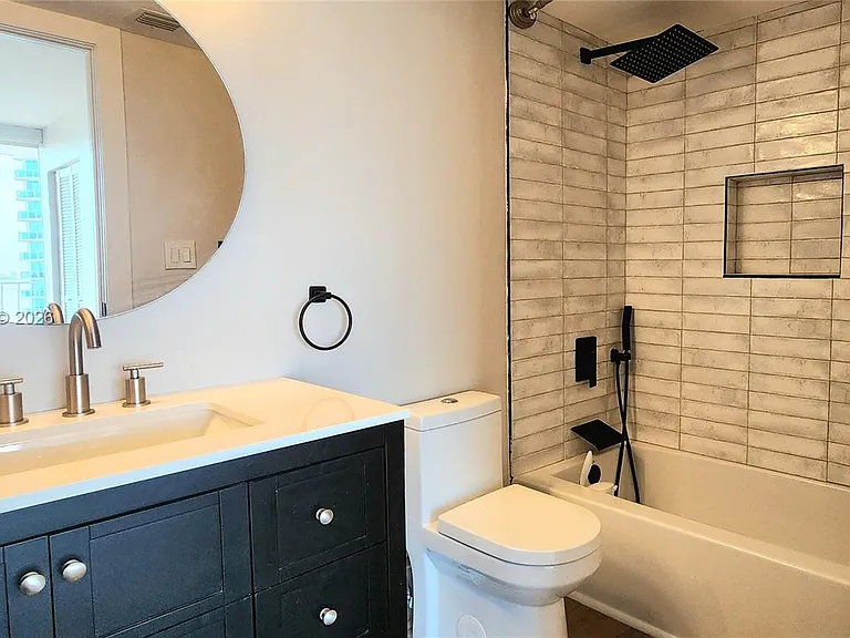 7601 E Treasure Dr #1411 — Photo 14