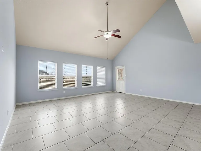 719 Longstreet Dr — Photo 3