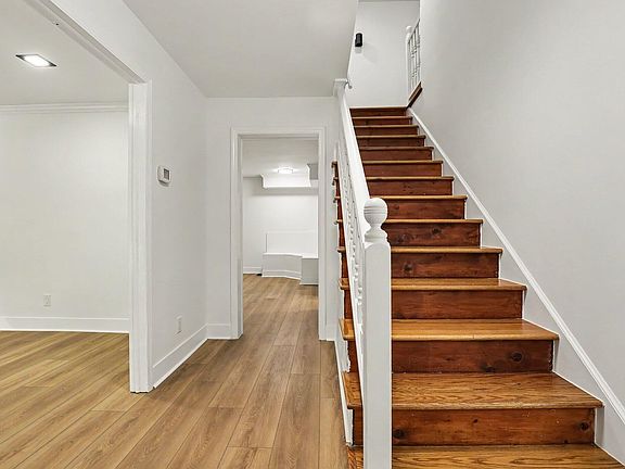 3rd image of 102 Amesbury Ln