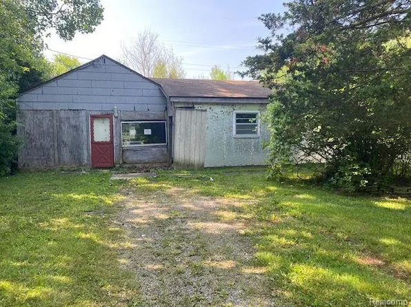 1070 Dorothy St, Mount Morris, MI 48458
