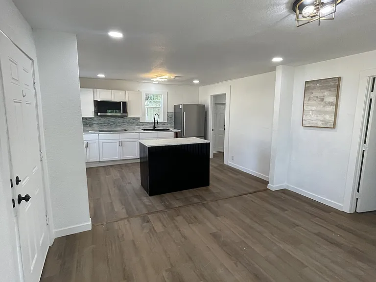 2715 Woodlawn Blvd — Photo 3