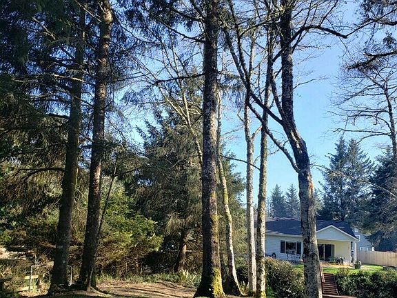 Spacious yard on double-lot - your private own park