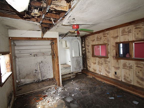 4th image of 304 Nayer St