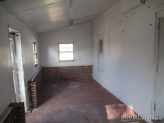 2nd image of 1945 Russell Ave