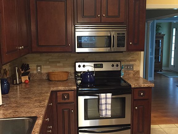 3rd image of 141 Huntington Dr