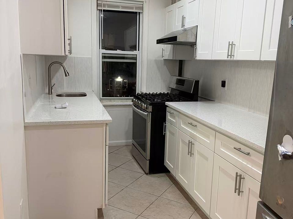 1st image of 2027 Coyle St Floor 2