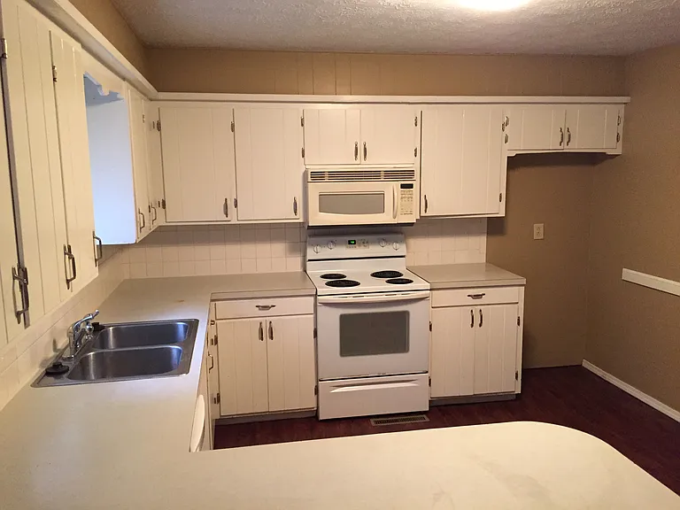 2451 S Meadowbrook Ave — Photo 4