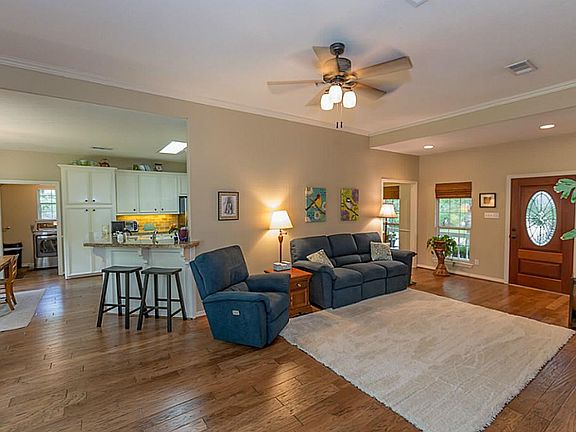 5th image of 231 Evergreen Dr