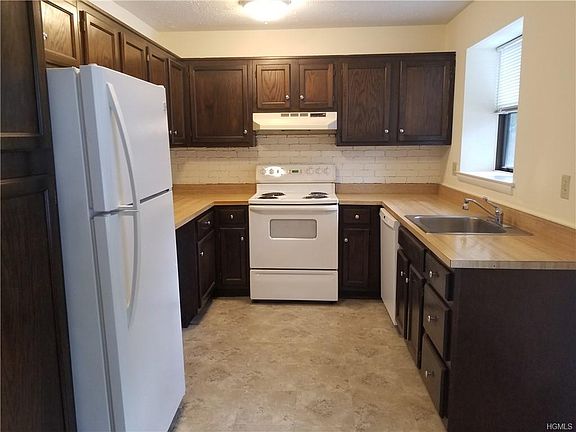 2nd image of 984 Sierra Vista Ln