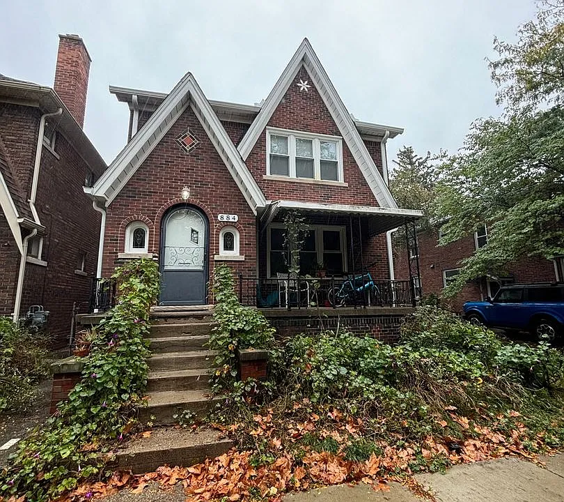 884 Beaconsfield Ave