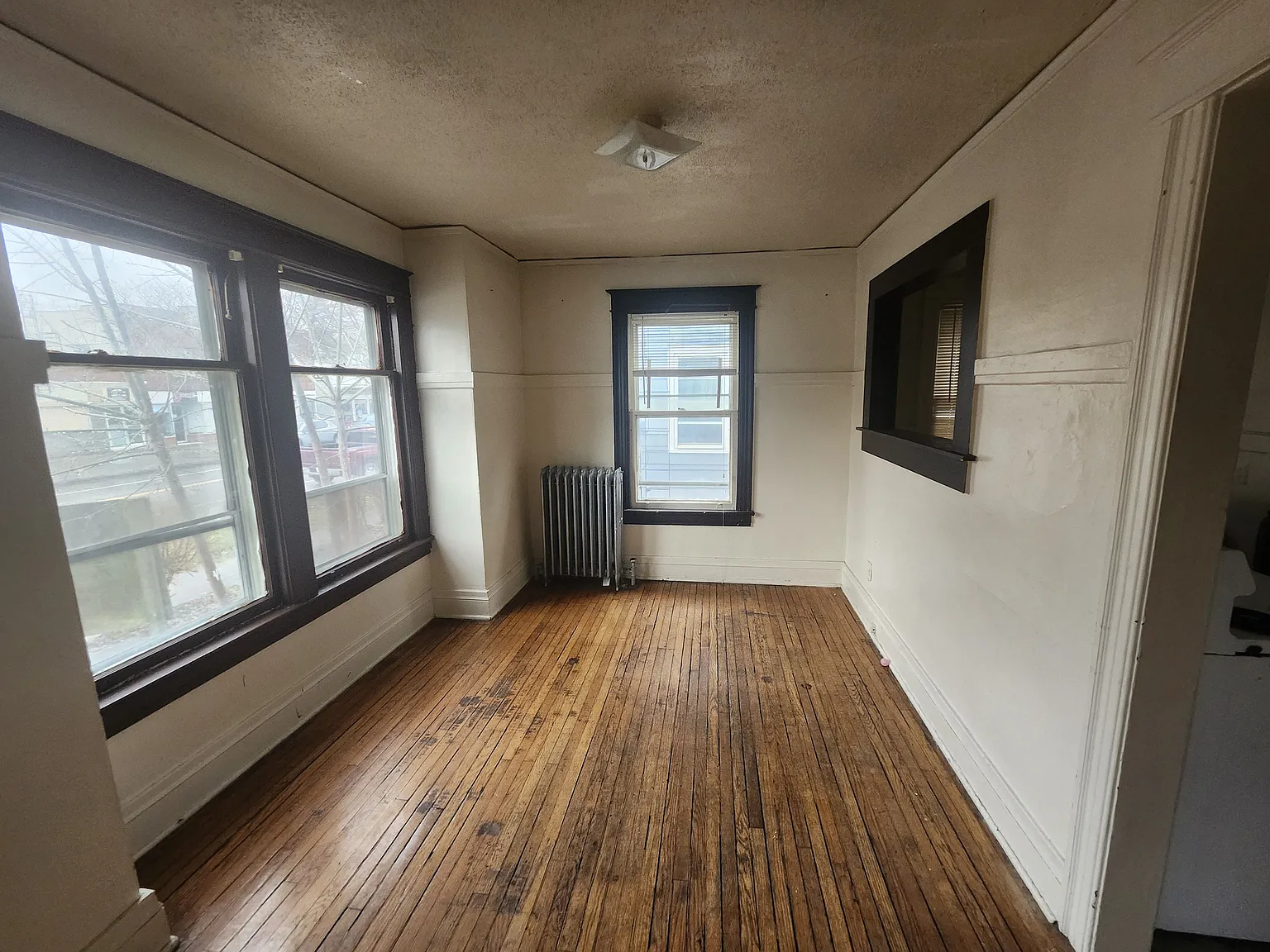 3 bed, 1300 sqft, $900 — Photo 1