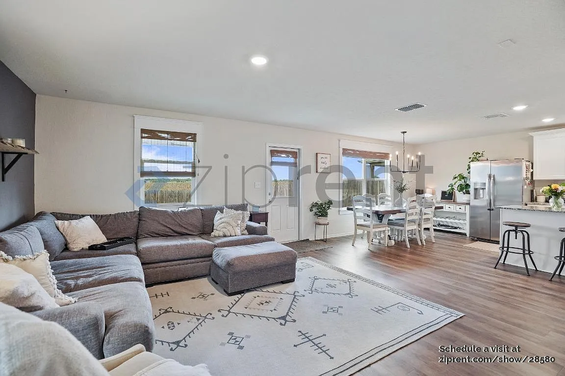 4 bed, 2.5 bath, 1619 sqft, $1,800 — Photo 2