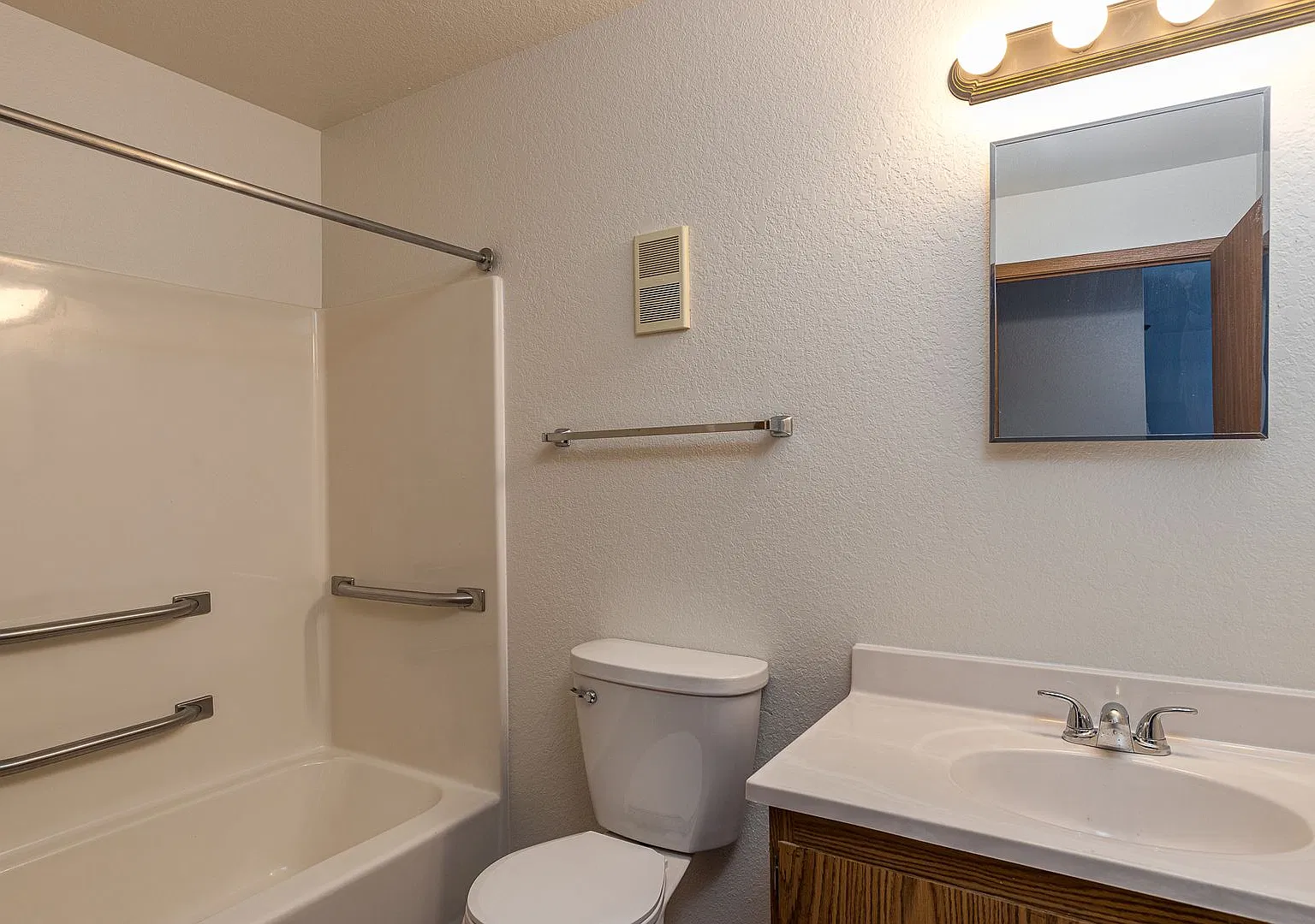 Regency House — Photo 2