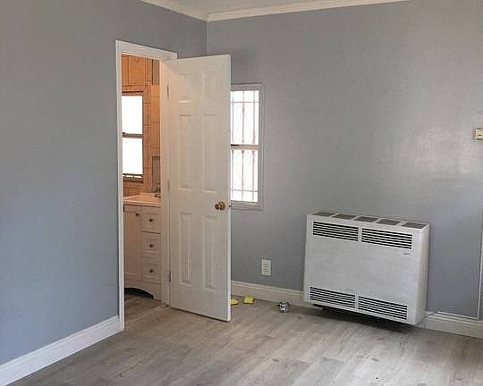 3rd image of 361 W 47th Pl